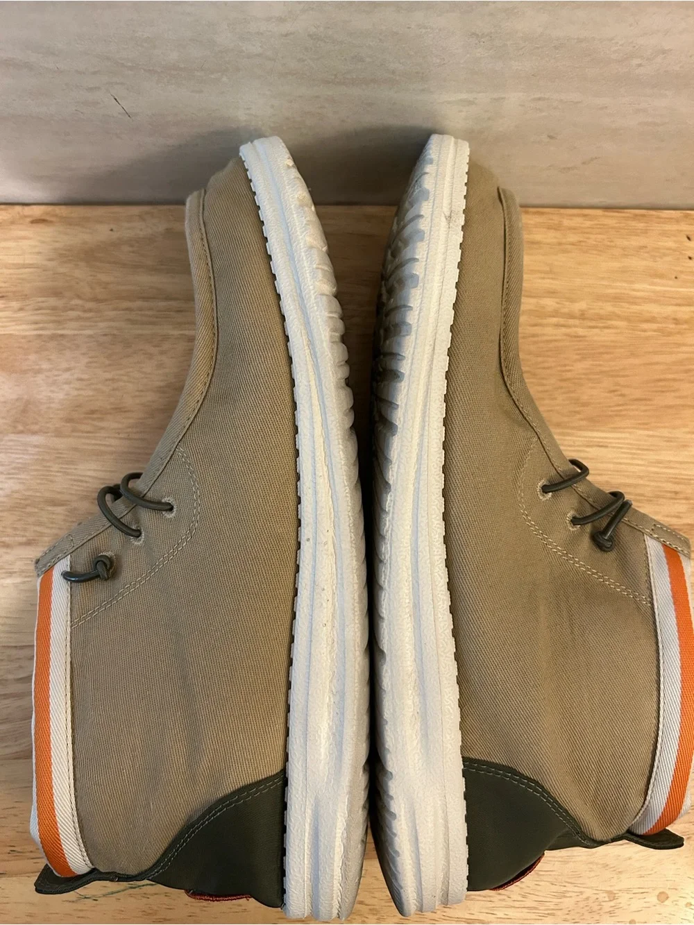 HEYDUDE Men's Wally Mid Stars N Skulls (Tan).